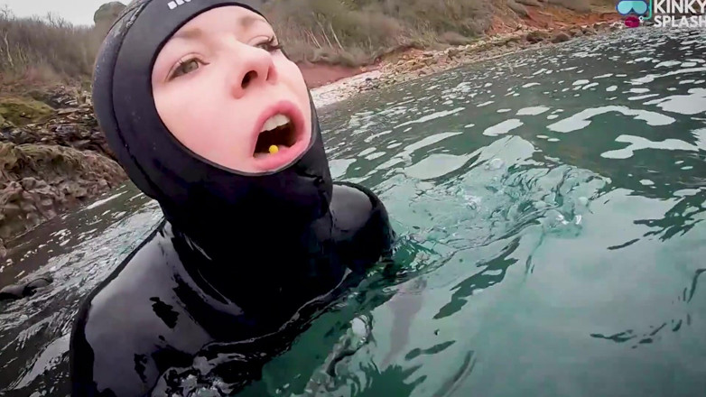 UKCuteGirl Lucy Lauren: La robustatsuta da 8mm lotta e schizzi marini