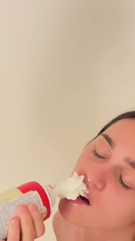 Çok güzel lezbiyenler krem şanti ile yaramazlık yapıyor