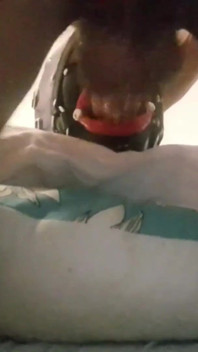 Laura legata e incappucciata con un labbro aperto bavaglio si fa scopare la gola per 15 minuti