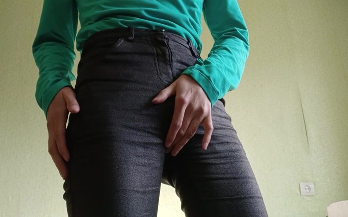 Lesbian-candys: ビッチな学生は、まだ誰もいないときに地理学のオフィスでオナニーします