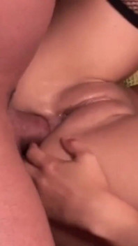 Sexy hot brunetka dostane dvojitou penetraci sex s velkým ptákem
