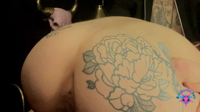 BleuBrutalRose: 顺从的哥特斯雪兔熟女，在被肛交的同时大声尖叫