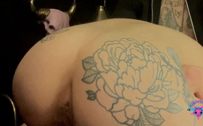 BleuBrutalRose: Undergiven Goth Snowbunny MILf, skriker högt medan hon får hennes...