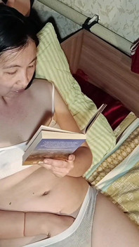 Ce beau-fils adore se branler et donner une bite dans la bouche de sa belle-mère pendant qu’elle lit