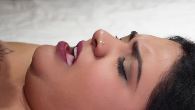 Queen star Desi: Hai anh kế đụ chị kế của họ khi mẹ kế...