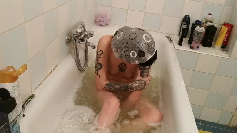Beth Kinky: Kąpiel i golenie pach