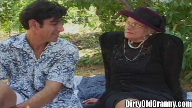 Dirty Old Granny: Бабушку трахнули в парке, спермо-рот, гизер, бабушка-шлюха сучка!