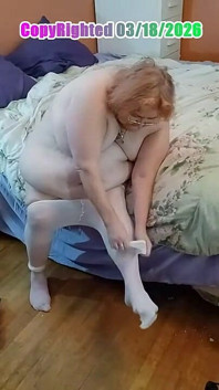 Asistenta mare și frumoasă Vicki pune niște furtun pentru chiloți albi!