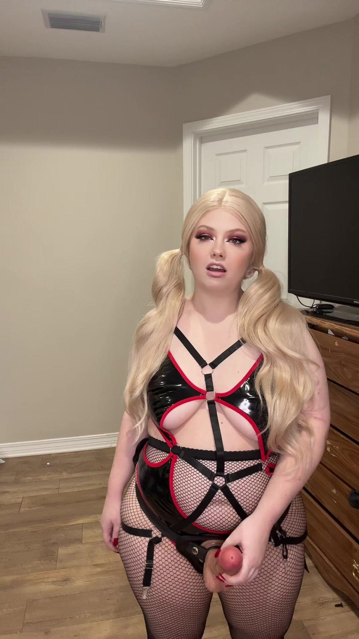 Femdomme: Femdom retar dig med sin rem