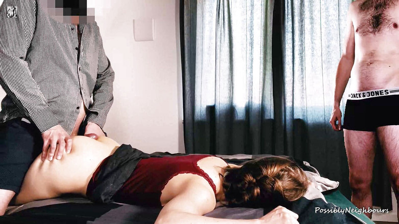 Neighbours Girl: 파티 후 아름다운 소녀를 공유하는 두 친구