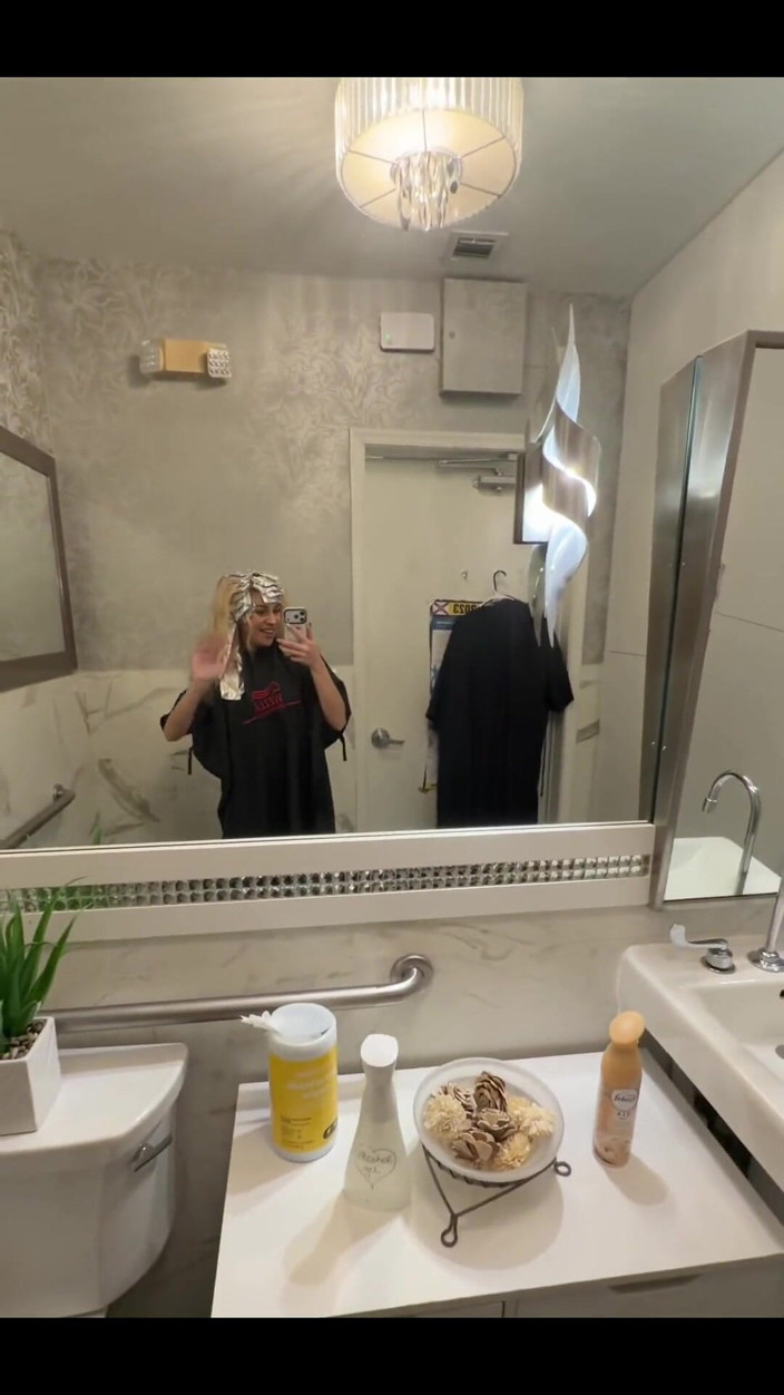 Tiffstreatsxoxo: Tanrıça için saç günü, so ofc bir çiş videosu çekmek zorunda kaldım!!...