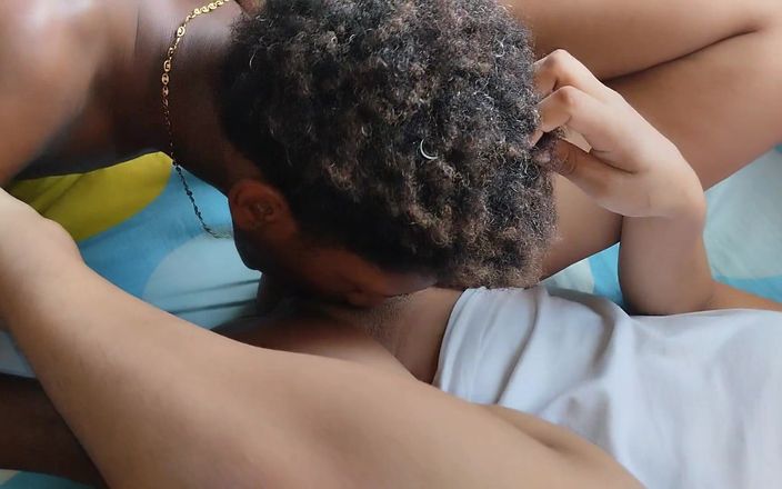 BrunetteLatina693: Meia-irmã latina morena pequena de 18 anos é fodida com força por...