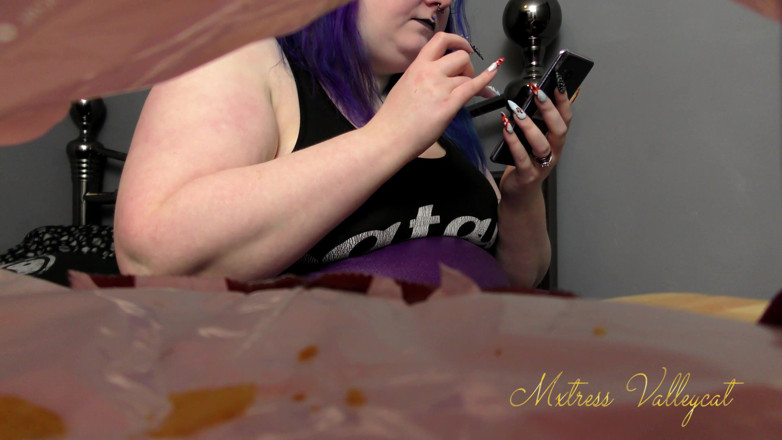 Mxtress Valleycat: Unknowing giantess snacks