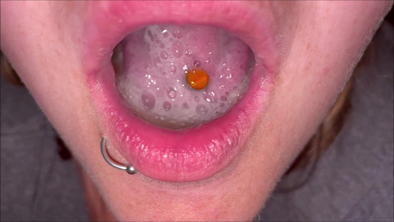 Fat Goddes: Mollig meisje zuigt en slikt een mond vol sperma