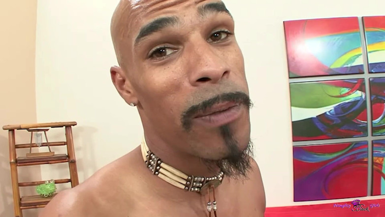 Naughty Black Girls: Vanessa b在呻吟，而这只大黑屌正在操她那湿透的阴户。