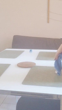 Hottie putzt das Haus nackt