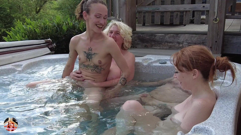 Lily kink: Eén man, drie meisjes: bubbelbad onder water neuken