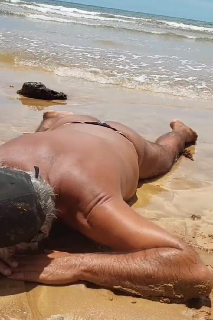 Ladysilvas: Ladysilva समुद्र तट पर शरारती रंडी गांड में रोल करना चाहती है