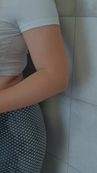 MILF Gordinha Em Roupas No Chuveiro. Masturbação Com Água.