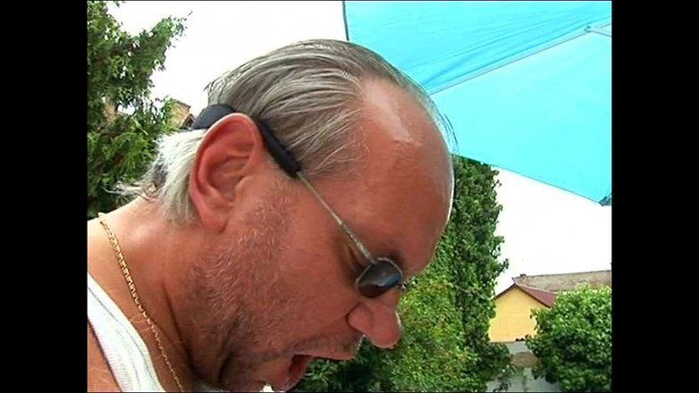 Milf in Love: Şişman ev hanımı büyük olgun bir yarak alıyor!