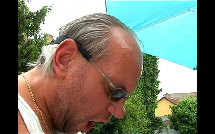 Milf in Love: Şişman ev hanımı büyük olgun bir yarak alıyor!