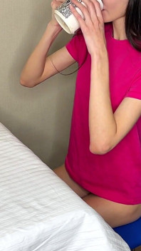苗条的继女因为在厨房的桌子上抽烟而被干