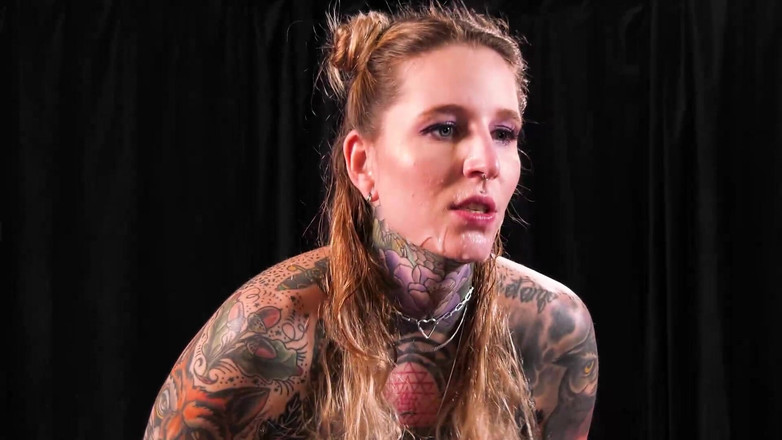 Gang Bang Germany: Getatoeëerde slet wordt goed geneukt en maakt een masturbatieshow