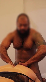 Büyük zenci adam prezervatifsiz sikişiyor ve trans orta yaşlı seksi kadını dövüyor