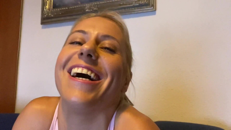 NM fetish femdom videos by Princess Nikki Cruel: Nikky Thorne, maîtresse à forte poitrine, te dit comment tu vas...