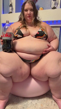 SSBBW arrotando em biquíni