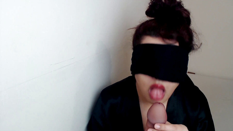 Evelyn Butt: 낯선 사람의 대물 자지를 빠는 눈가리개 게이머 소녀!