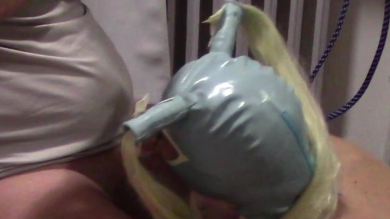 LauraOnHeels: MILF s blond culíky bere péro a sperma do úst