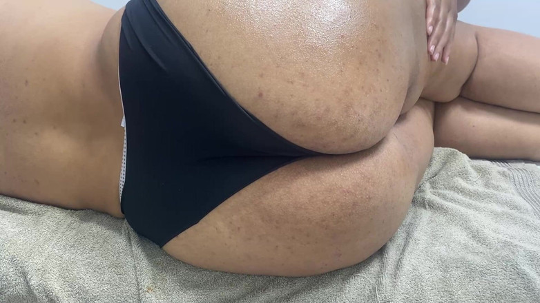 zendella usain: Chiếc quần lót màu đen của cô ấy không vừa với cặp...