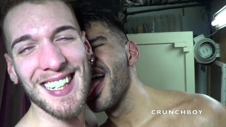 Kinky Bareback Boys: Leon Xxl'nin büyük yarağıyla kötü prezervatifsiz sikiliyor