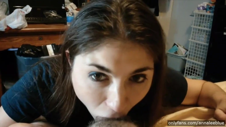 Annalee Blue: Sexy sperma přímo do krku