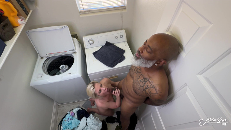 Kyla Keys: Sử dụng miễn phí trong phòng giặt là