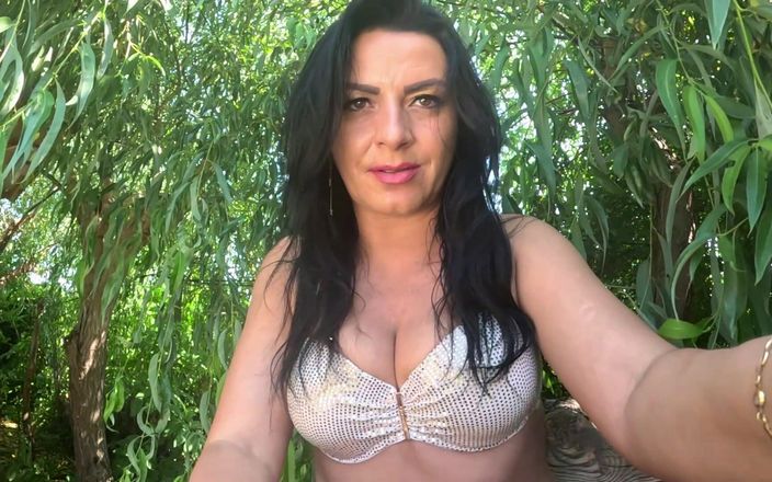 MilfyCalla: Amo le grandi banane, mi riempiono la bocca.