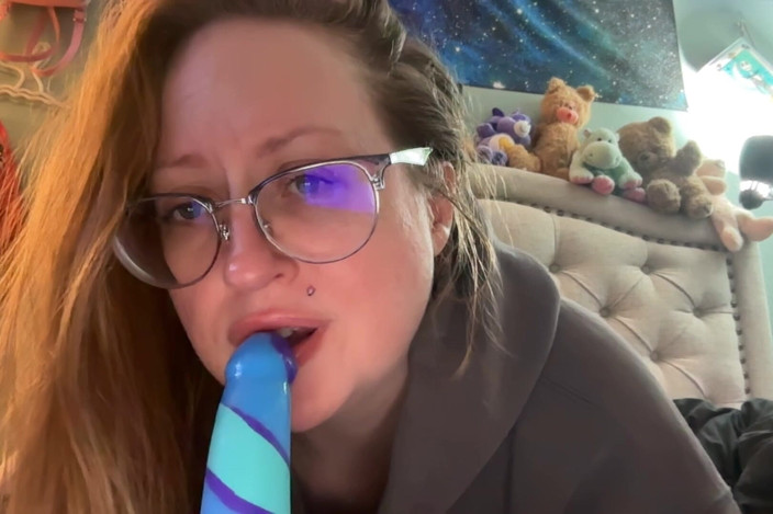 Honey Doll: Ich übe meine blowjob-fähigkeiten auf einem dildo