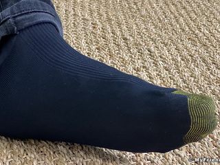 My friends feet: Pico en los calcetines y pies de Nathaniel