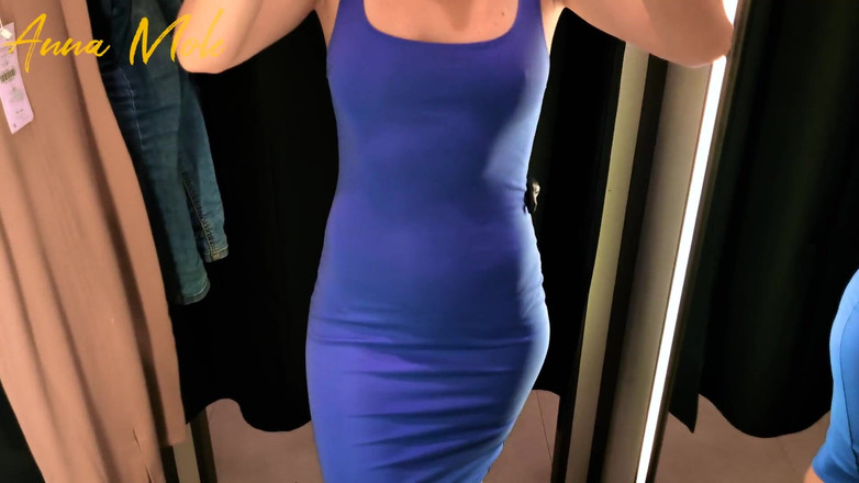 Anna Mole: Девушка в примерочной, выбирая новое платье. Анна Моле.в видео от первого лица