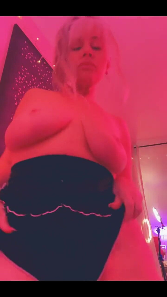 PaintedRose: Recommande de se déshabiller, décomplexée - les trucs de club grésillent !