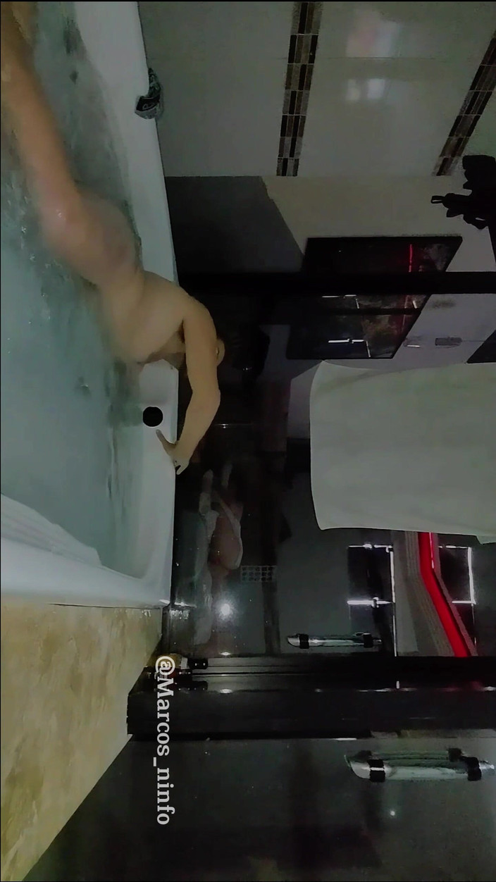 Marcosninfo: Днями я насолоджувався голою у ванні на гей-вечірці в мотелі