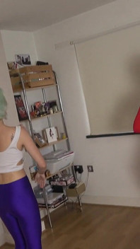 Lilly'nin yoga ve esaret esaret esaret kemeri bağlı, bağlandı ve koşumlu bir taşakla susturuldu! (fullhd)