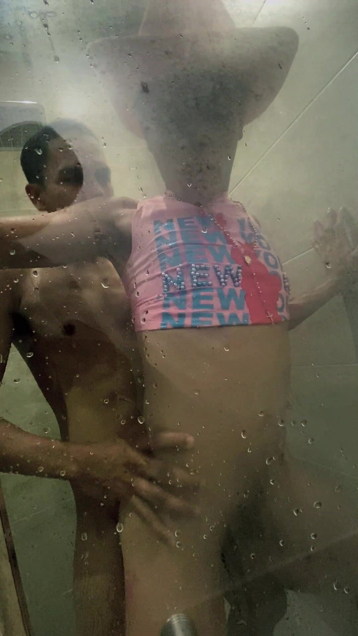 Tomas Styl: Femboy wordt geneukt door een vreemde in de badkamer van...