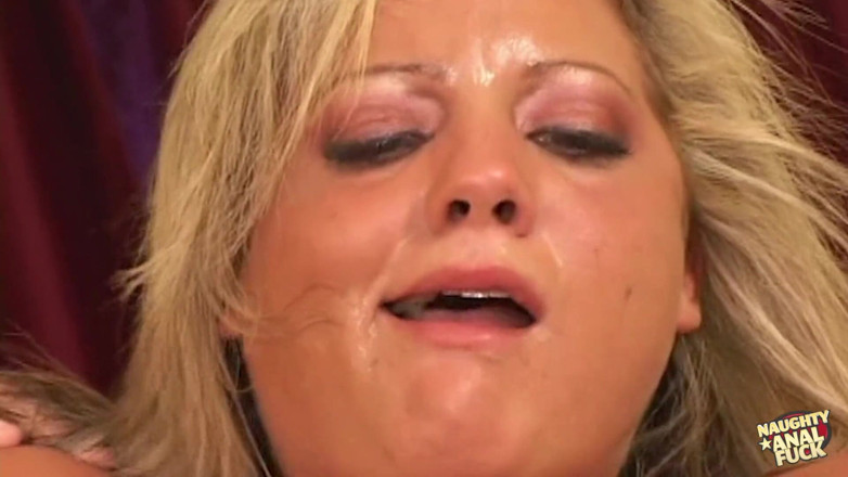 Naughty anal fuck: Sobald ihre brünette freundin geht, genießt es diese blonde schlampe,...