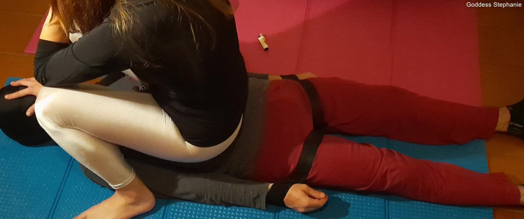 goddess82: Saya duduk selesa di perut awak semasa saya merokok!