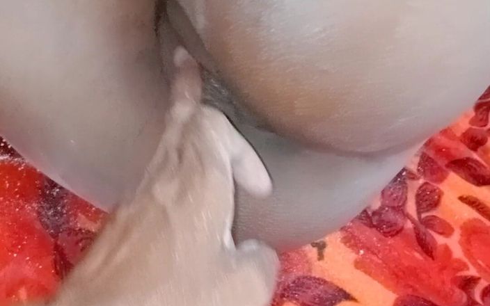 New sexy video: Une belle-fille baise sa chatte rose