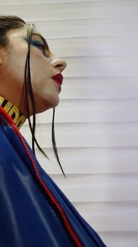 淫娃哈莉奎因变得饥渴并乱搞蝙蝠侠