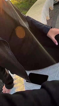 Poznałem moją starą koleżankę z klasy w parku, ale ona sockjobed mojego penisa na ulicy