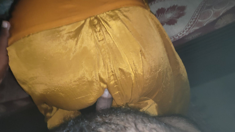 Bhabi2u: Abang tiri mertua mencurah air ke dalam mulutnya dan kemudian...